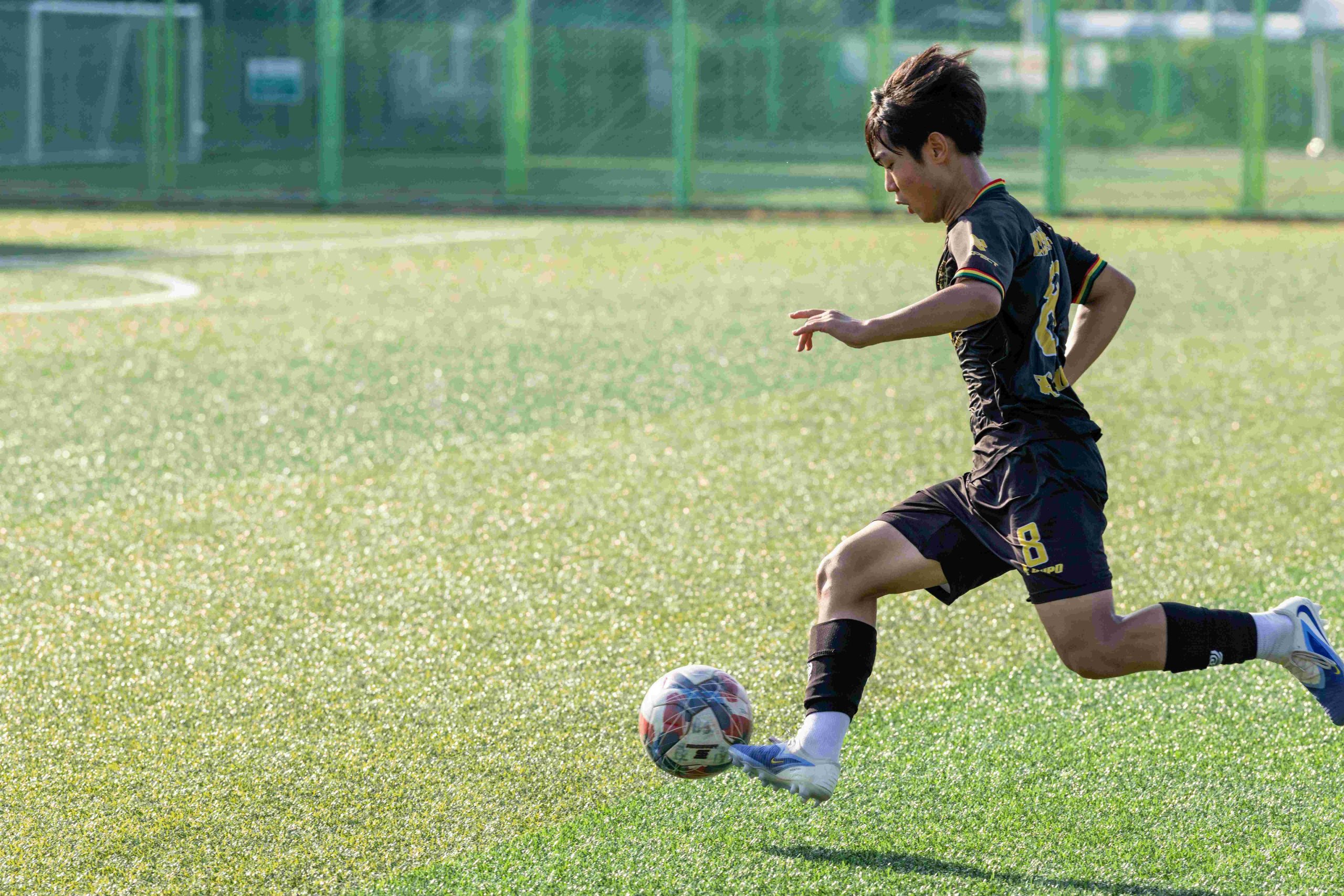 Én person spiller fotball